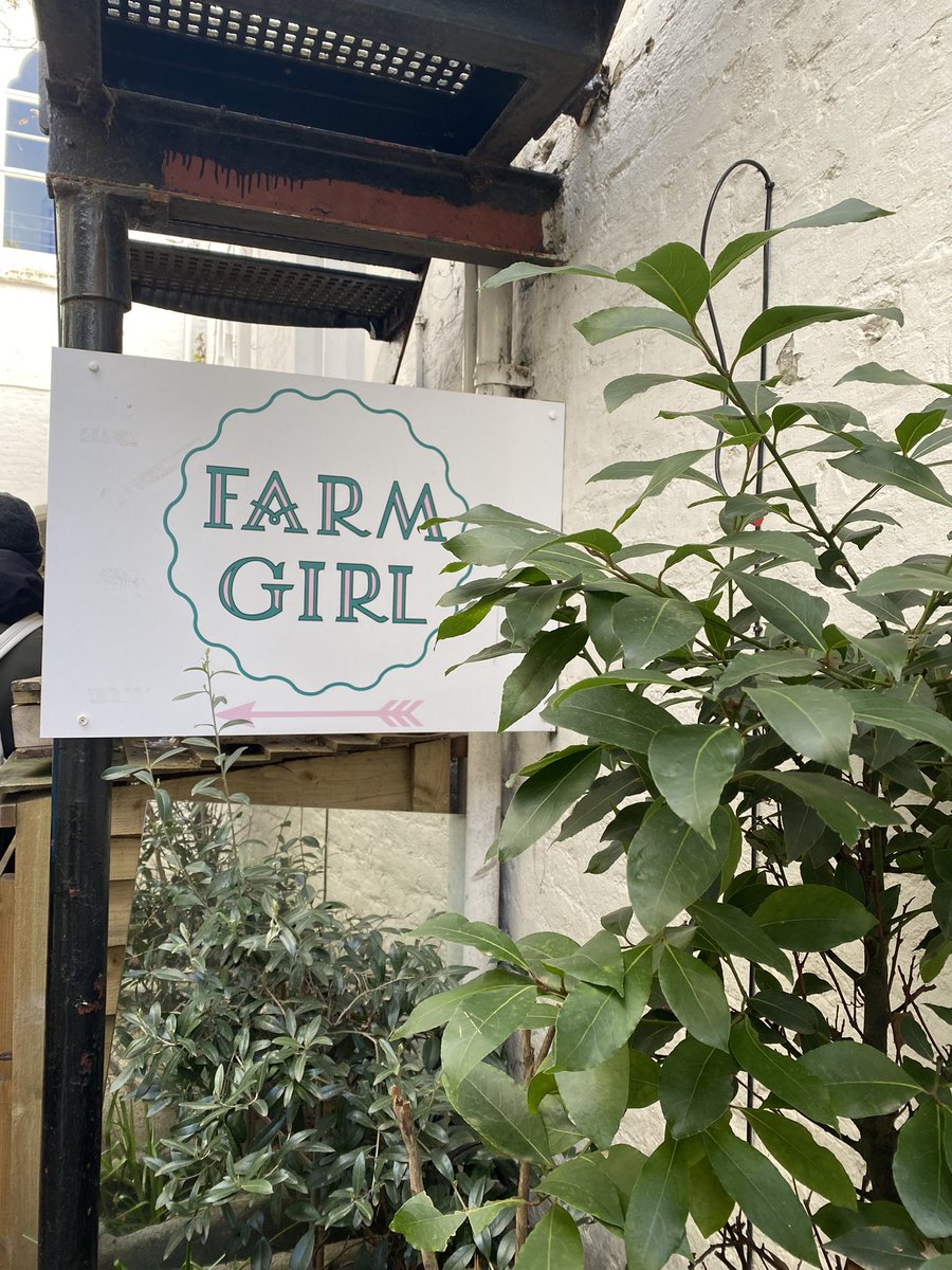 ynapcy's tweet photo. cutest little cafe https://t.co/1yu5FbyLn1