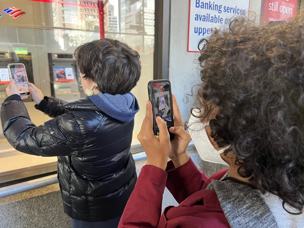 Grade 4/5 walked around the neighborhood & Fulton Center to explore how #technology & #innovation transform our daily lives, in big & small ways. We also stopped by the @ArtontheAve1 Artist-in-Residence studio. Ss documented the experience on #iPhone & will reflect tomorrow