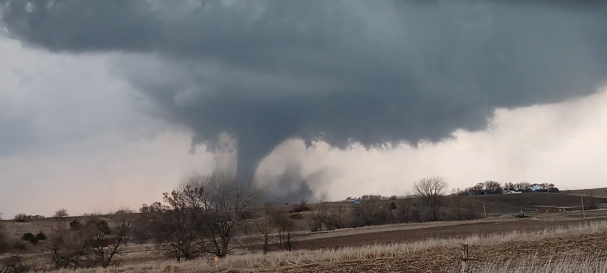 benhosWX's tweet photo. Large dusty tornado near Palmer a bit ago!! #iawx https://t.co/Iyhytrs0Zq