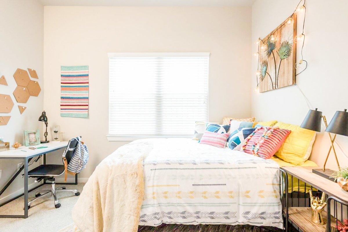 GatewayOnCullen's tweet photo. Are you looking for a spacious getaway steps from campus? Are you tired of not having your own room with your own bathroom? Psssst!! Check out Gateway on Cullen! We have some of the biggest rooms in the market! With walk-in closets 🤩 https://t.co/Izl9YYNYMH