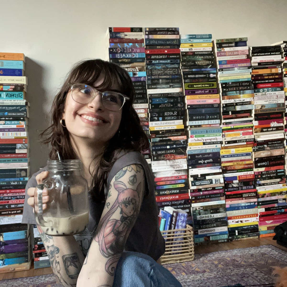 wtfalexs's tweet photo. HERES MY APARTMENT WITH MY WALL OF BOOKS <3 https://t.co/hFlVhBhSCM