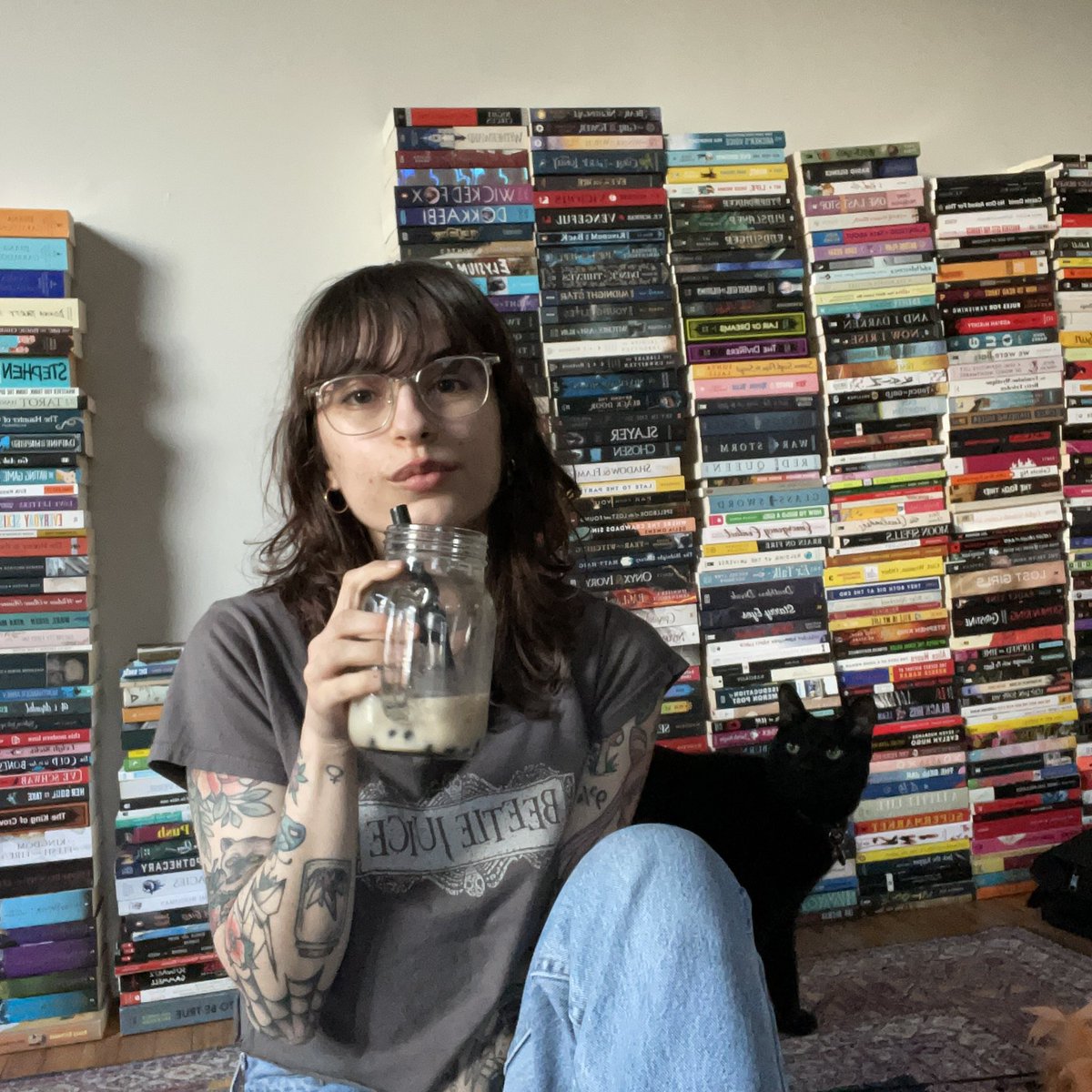 wtfalexs's tweet photo. HERES MY APARTMENT WITH MY WALL OF BOOKS <3 https://t.co/hFlVhBhSCM