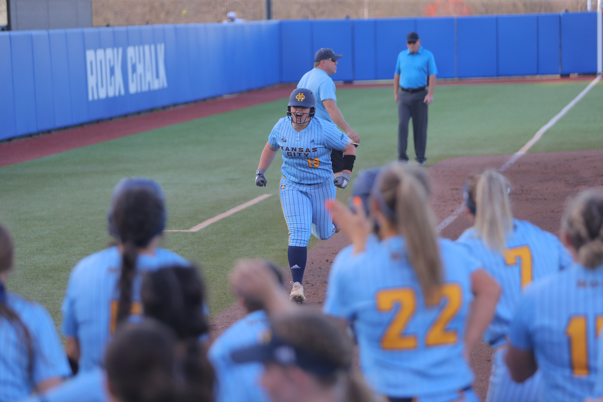 kcroossb's tweet photo. Throwback to the third inning... that's some 𝗕𝗜𝗚 𝗗𝗔𝗪𝗚 𝗘𝗡𝗘𝗥𝗚𝗬! Right, @HilbrennerKloe &amp; @Deefenoglio ???

📸 @RyanWeaverPhoto https://t.co/PwiLxuYDQG