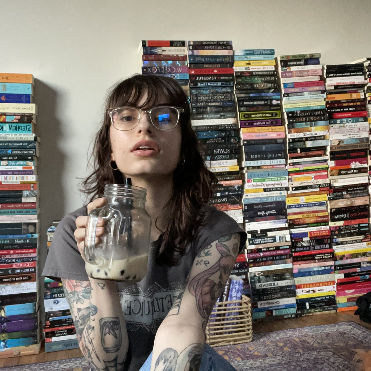wtfalexs's tweet photo. HERES MY APARTMENT WITH MY WALL OF BOOKS <3 https://t.co/hFlVhBhSCM