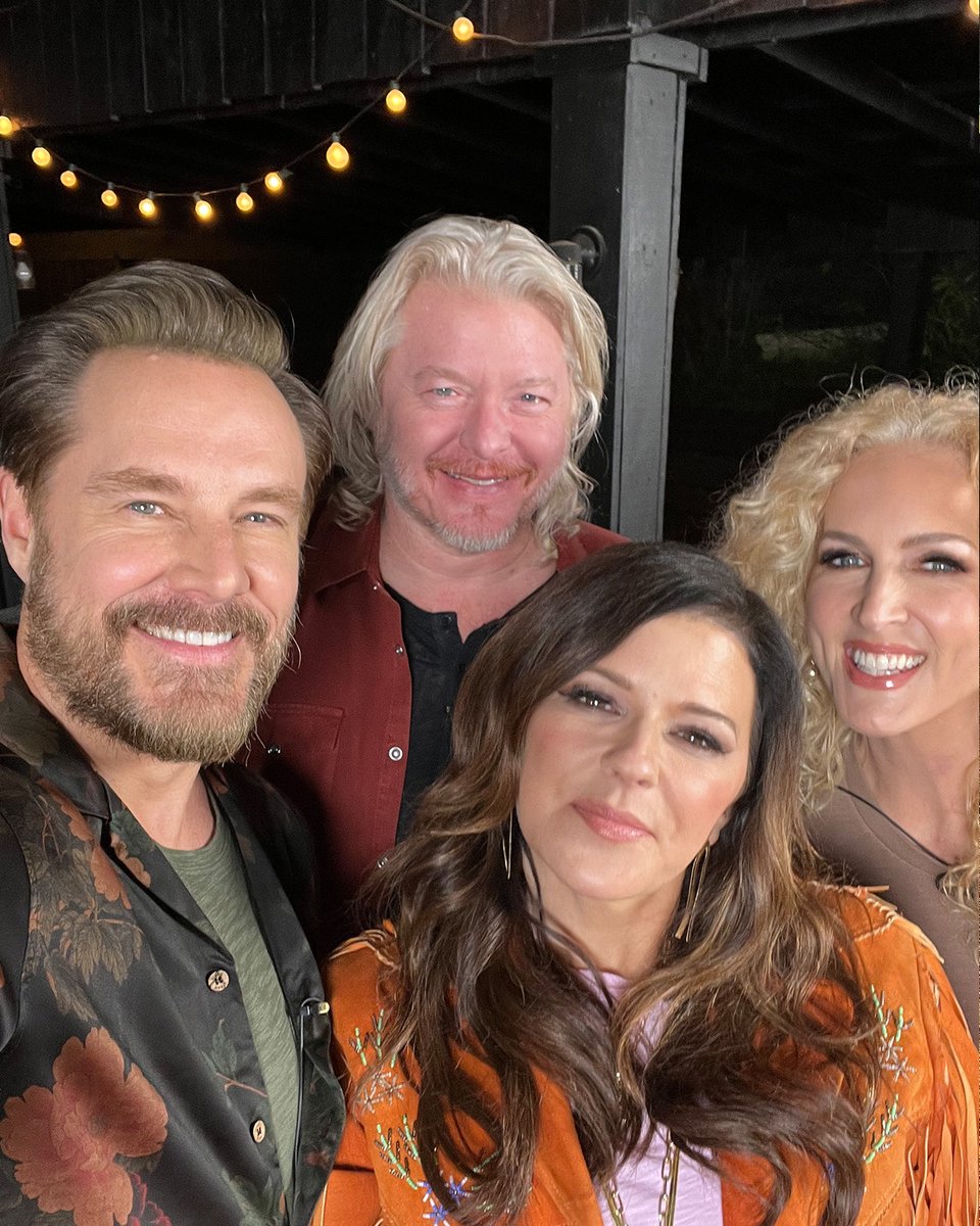 CMT's tweet image. All smiles from @littlebigtown 🤳😄

Their episode of #CMTCampfireSessions starts RIGHT NOW on CMT!