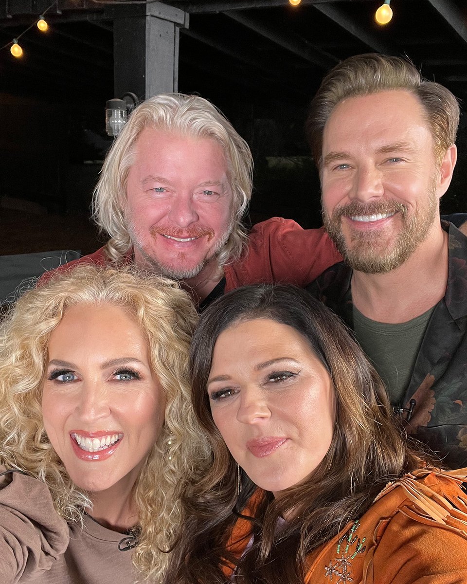 CMT's tweet image. All smiles from @littlebigtown 🤳😄

Their episode of #CMTCampfireSessions starts RIGHT NOW on CMT!