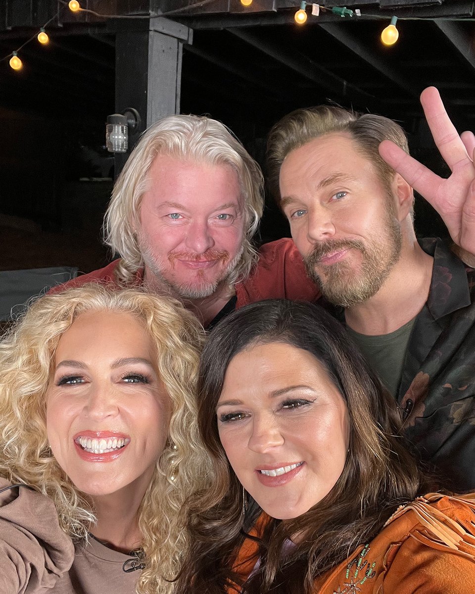 CMT's tweet image. All smiles from @littlebigtown 🤳😄

Their episode of #CMTCampfireSessions starts RIGHT NOW on CMT!