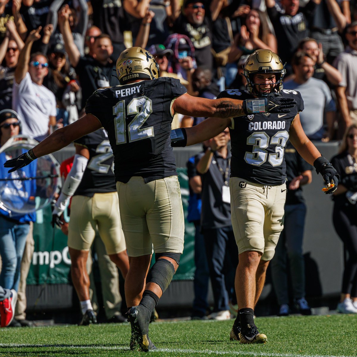 Quinn Perry and Joshka Gustav high-five following a third-down stop against Arizona on 10/16/21
#PhotoOfTheDay