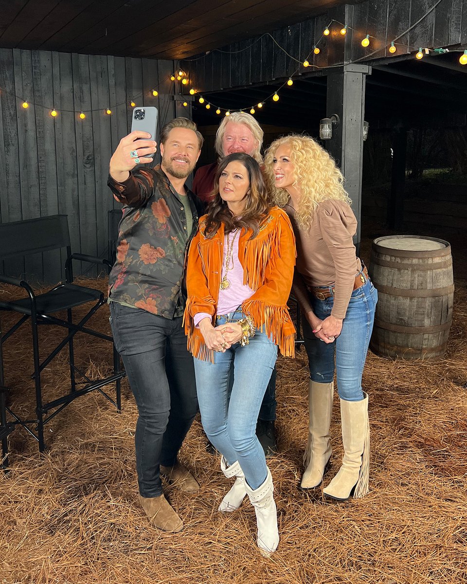 CMT's tweet image. All smiles from @littlebigtown 🤳😄

Their episode of #CMTCampfireSessions starts RIGHT NOW on CMT!