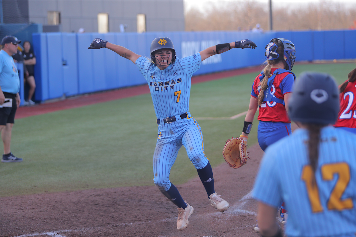 kcroossb's tweet photo. Throwback to the third inning... that's some 𝗕𝗜𝗚 𝗗𝗔𝗪𝗚 𝗘𝗡𝗘𝗥𝗚𝗬! Right, @HilbrennerKloe &amp; @Deefenoglio ???

📸 @RyanWeaverPhoto https://t.co/PwiLxuYDQG
