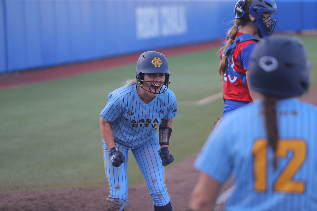 kcroossb's tweet photo. Throwback to the third inning... that's some 𝗕𝗜𝗚 𝗗𝗔𝗪𝗚 𝗘𝗡𝗘𝗥𝗚𝗬! Right, @HilbrennerKloe &amp; @Deefenoglio ???

📸 @RyanWeaverPhoto https://t.co/PwiLxuYDQG