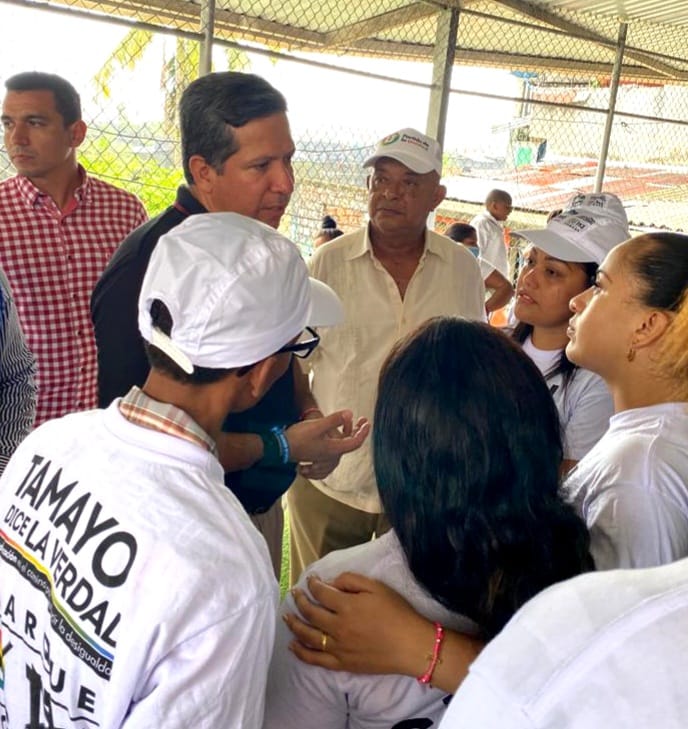 DilianFrancisca's tweet photo. En la campaña #FicoPresidente es en equipo que se construye la transformación de Colombia. En recorrido por #Buenaventura el candidato vicepresidencial @Rodrigo_LaraS habló con empresarios, trabajadores y comunidad compartiendo la visión de país que comparten con @FicoGutierrez. https://t.co/fL8s2dwnas