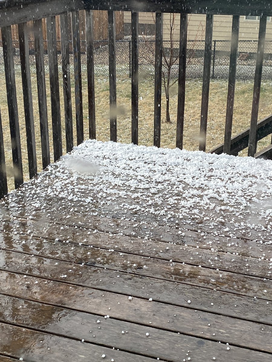 bennie411's tweet photo. April in SoDak — Blizzard Warning on one side of the state; Tornado Watch on the other. Current view: hail in Tea. #sdwx https://t.co/oPmozvbWy6