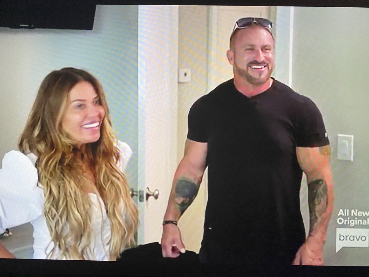 JackLikesBravo's tweet image. For a divorced couple, I gotta say, Dolores’ family is the most functional one on #RHONJ