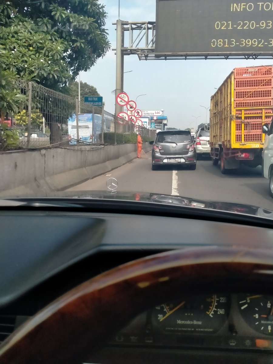 irawanaulia's tweet photo. @KemenPU @hk_jorrs @HutamaKarya Selamat pagi Bapak Menteri PUPR RI, Bapak Dirut Hutama Karya, prihatin subkon penyapu jalan di TOL JORR masih pakai tenaga manusia yg sangat tidak Safe, katanya Safety no.1.   ?? kenapa gak pake Mobil Penyapu Jalan sih... Please deh🙏🙏🙏 https://t.co/fOVd9xgQkL