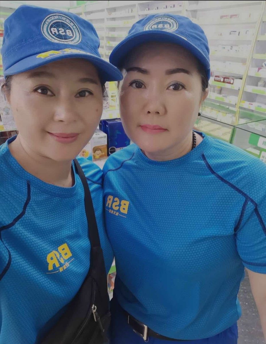 PascalArizona's tweet photo. 约了一个熟女游泳🏊🏻，她游泳我旱鸭子，节约体力……嘿嘿。大家猜一猜是其中哪一个呢？有没有文山的兄弟呢👀👀 https://t.co/hieBeNL3tW