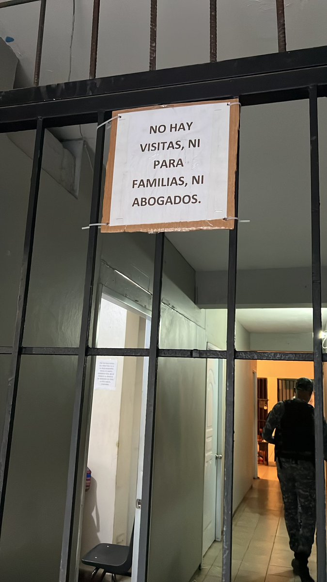 ANDRESTORIBIO's tweet photo. Este letrero me impacto, Departamento Policial mejor conocido como “La Avanzada” municipio Santo Domingo Este. @PoliciaRD @pesqueiradiego Violacion al artículo 40 numeral 4 de la Constitución, “Derecho a comunicarse de inmediato con sus familiares, abogado. No comunicación! https://t.co/nCrDhizsNj