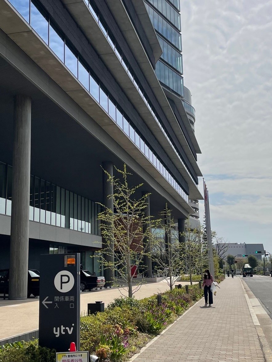 ytvNextry's tweet photo. 社長をはじめ役員から新入社員まで参加して、読売テレビ周辺の清掃ボランティア活動を行いました。
お花見後の空き缶や吸い殻がいっぱい・・・
今日はちょっと汗ばむ天気でした。
#Nextry #SDGs #社会貢献 #大阪 #制作プロダクション #新入社員研修 https://t.co/Q4eqyZvUHg