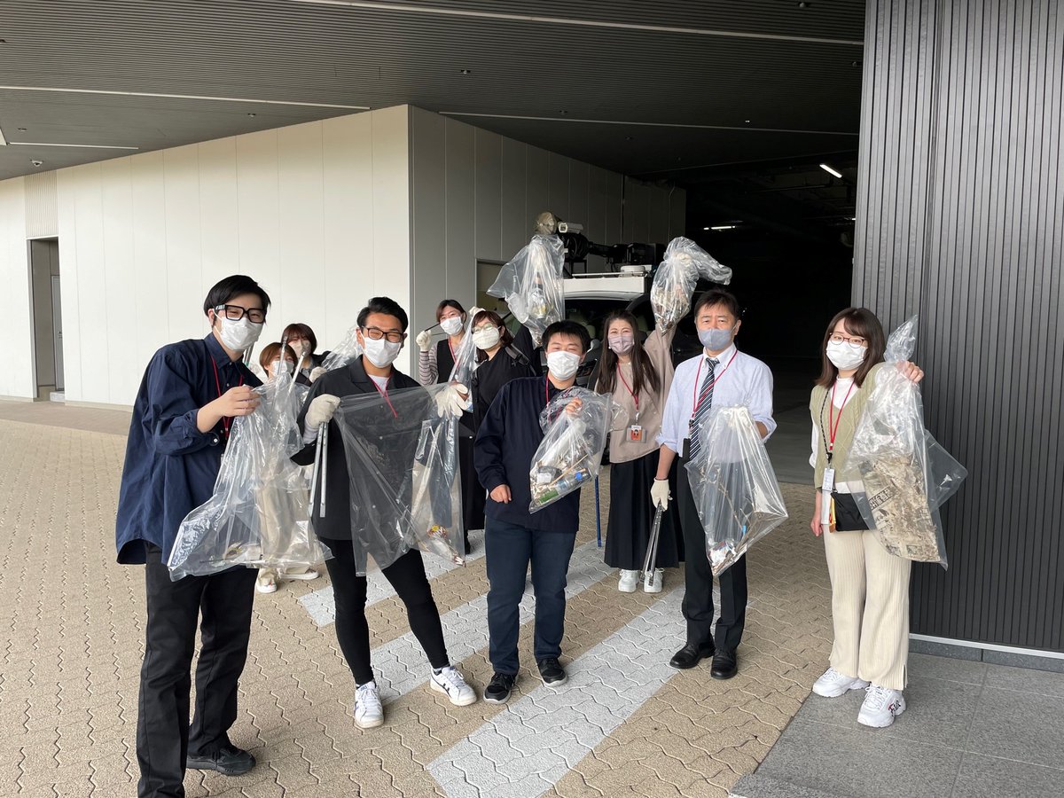 ytvNextry's tweet photo. 社長をはじめ役員から新入社員まで参加して、読売テレビ周辺の清掃ボランティア活動を行いました。
お花見後の空き缶や吸い殻がいっぱい・・・
今日はちょっと汗ばむ天気でした。
#Nextry #SDGs #社会貢献 #大阪 #制作プロダクション #新入社員研修 https://t.co/Q4eqyZvUHg