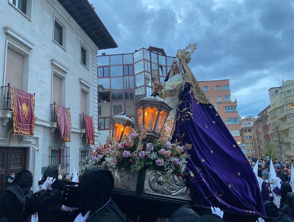 ⛪️ Emotivo recorrido por la ciudad desde la Iglesia de Los Pasionistas hasta La Catedral. Con el fervor de la Cofradía de La Pasión que, tras dos años para olvidar, acompañó a Su Señora de la Amargura. 

Más información 👉🏻 bit.ly/SSantaStder 👈🏻

#Santander #SemanaSanta #Fe