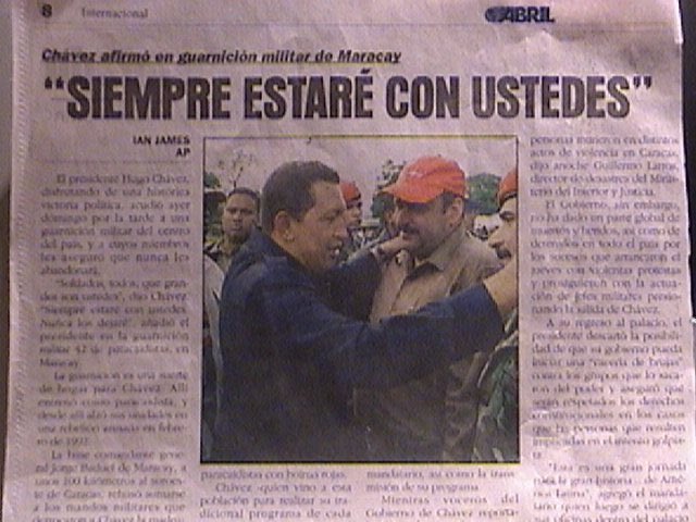 El encuentro más emotivo que tuve con Chávez fue el 14 de abril de 2002 en la 42 Brigada de Paracaidista. El titular del diario Abril de Maracay recoge en la gráfica nuestro encuentro, y su titular una frase de Chávez para la eternidad
