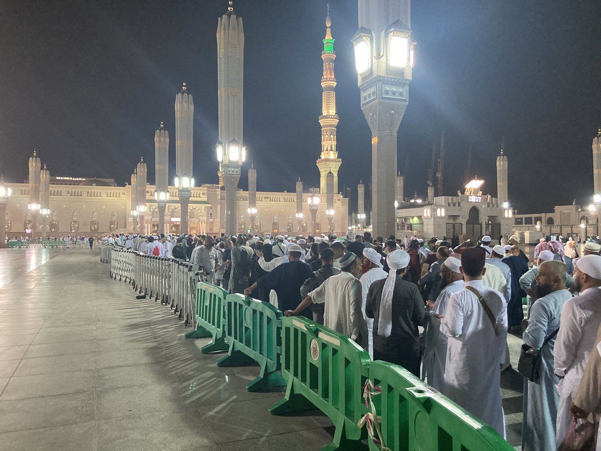 umrah2022's tweet photo. The very long queues meant that I was unable to pray two rakah in the Rawdah on this occasion. Maybe next time, insha’Allah. The Rawdah, is an area between the minbar (pulpit) and house of the Prophet (SAW). It is one of the Riyāḍ Al-Jannah – meaning “Gardens of Paradise”. https://t.co/qNX7ex3fAu