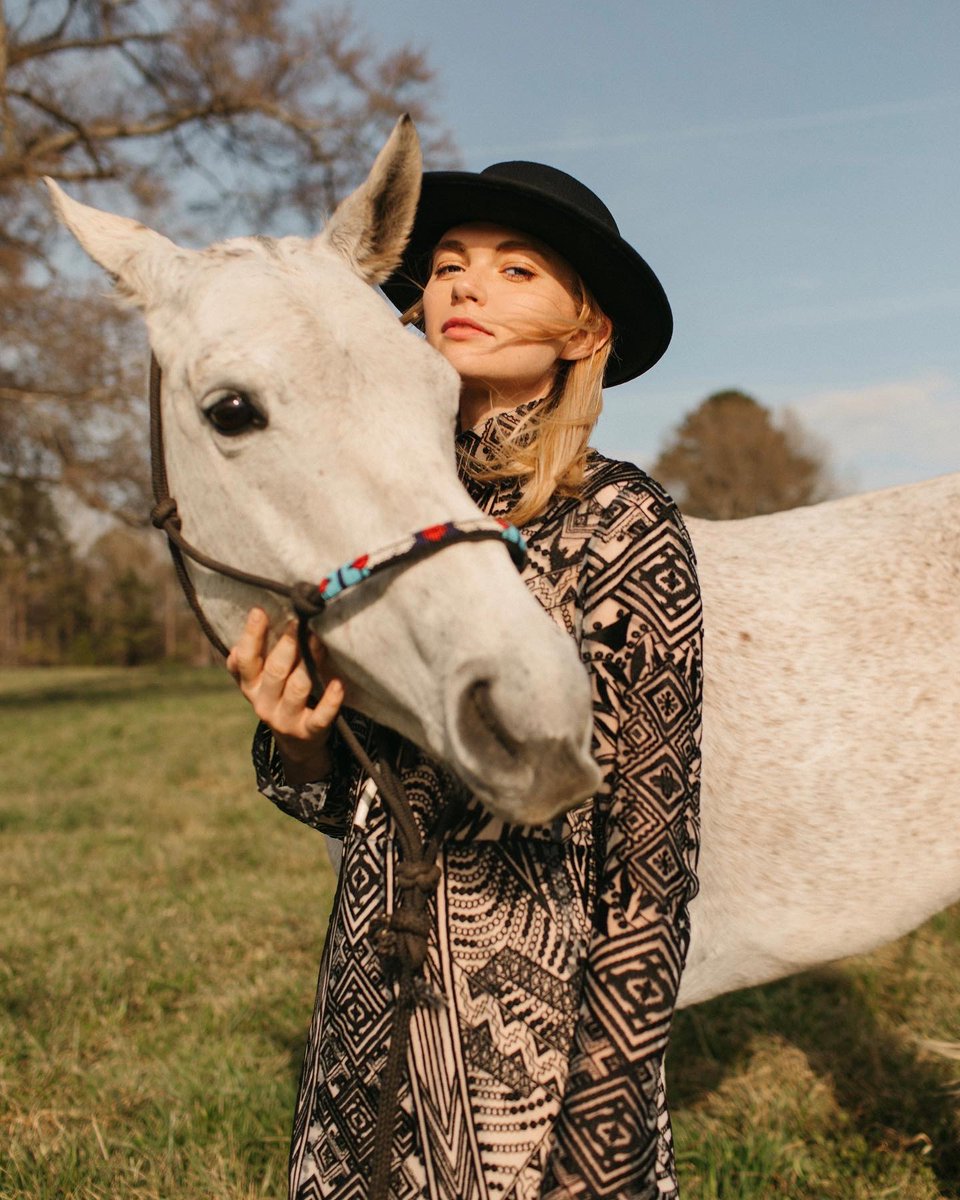 ItsJennyBoyd's tweet photo. Alpine &amp; Jenny 
📸: Michelle Scott Photography
👗: Rue De Seine https://t.co/469mklVvO8