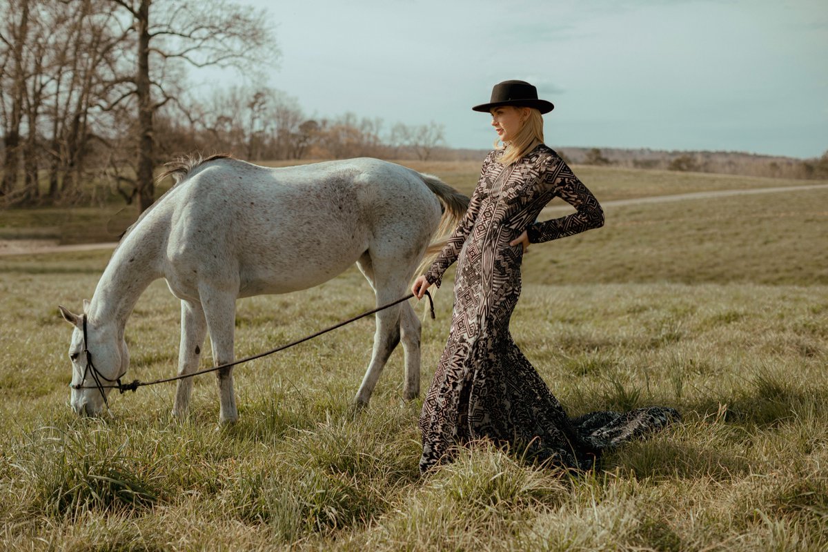 ItsJennyBoyd's tweet photo. Alpine &amp; Jenny 
📸: Michelle Scott Photography
👗: Rue De Seine https://t.co/469mklVvO8