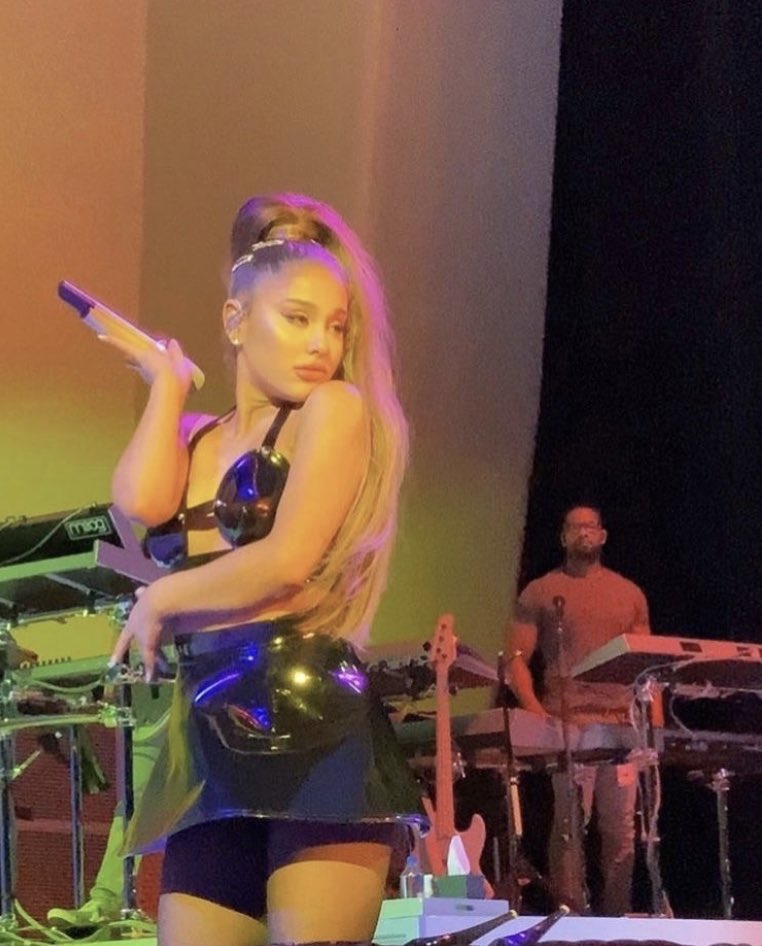 lovessswt's tweet photo. ESTA ariana grande pega fuerte https://t.co/1iQulwliG3