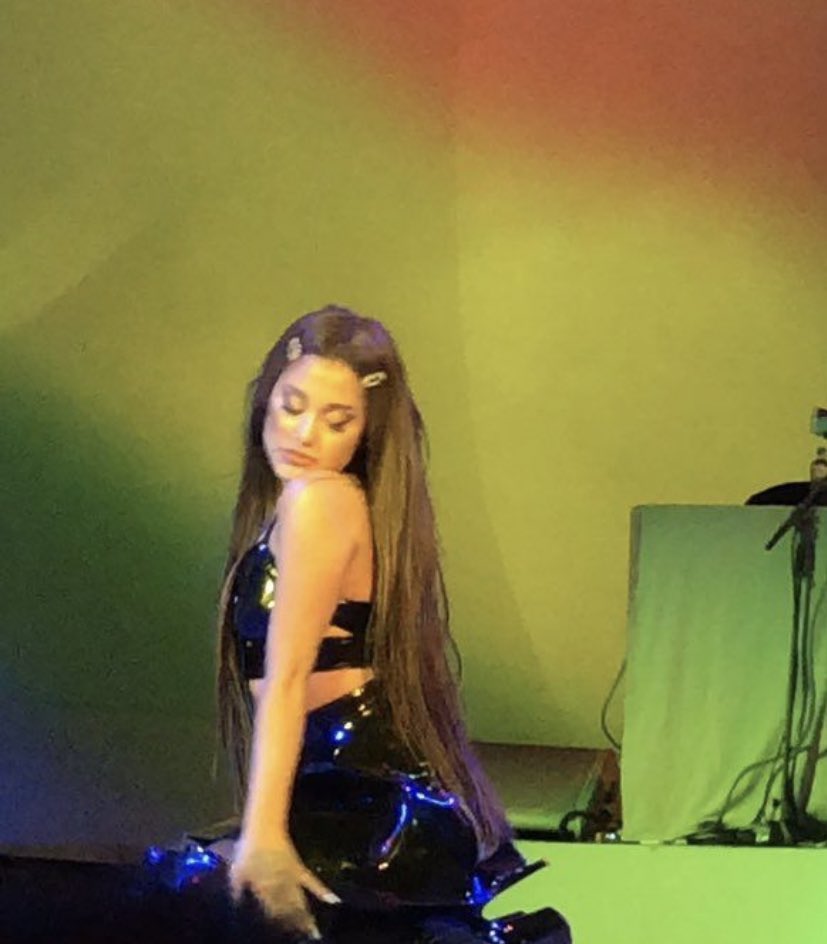 lovessswt's tweet photo. ESTA ariana grande pega fuerte https://t.co/1iQulwliG3