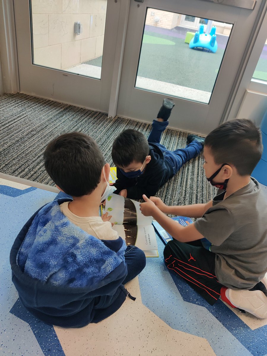 Drop Everything And Read went something like this..  😊📚🐛 <a href="/LakelandEl/">Lakeland Elementary</a> @LakelandLibrary <a href="/HumbleISD_PREK/">HumbleISD ECE</a> @HunbleISD