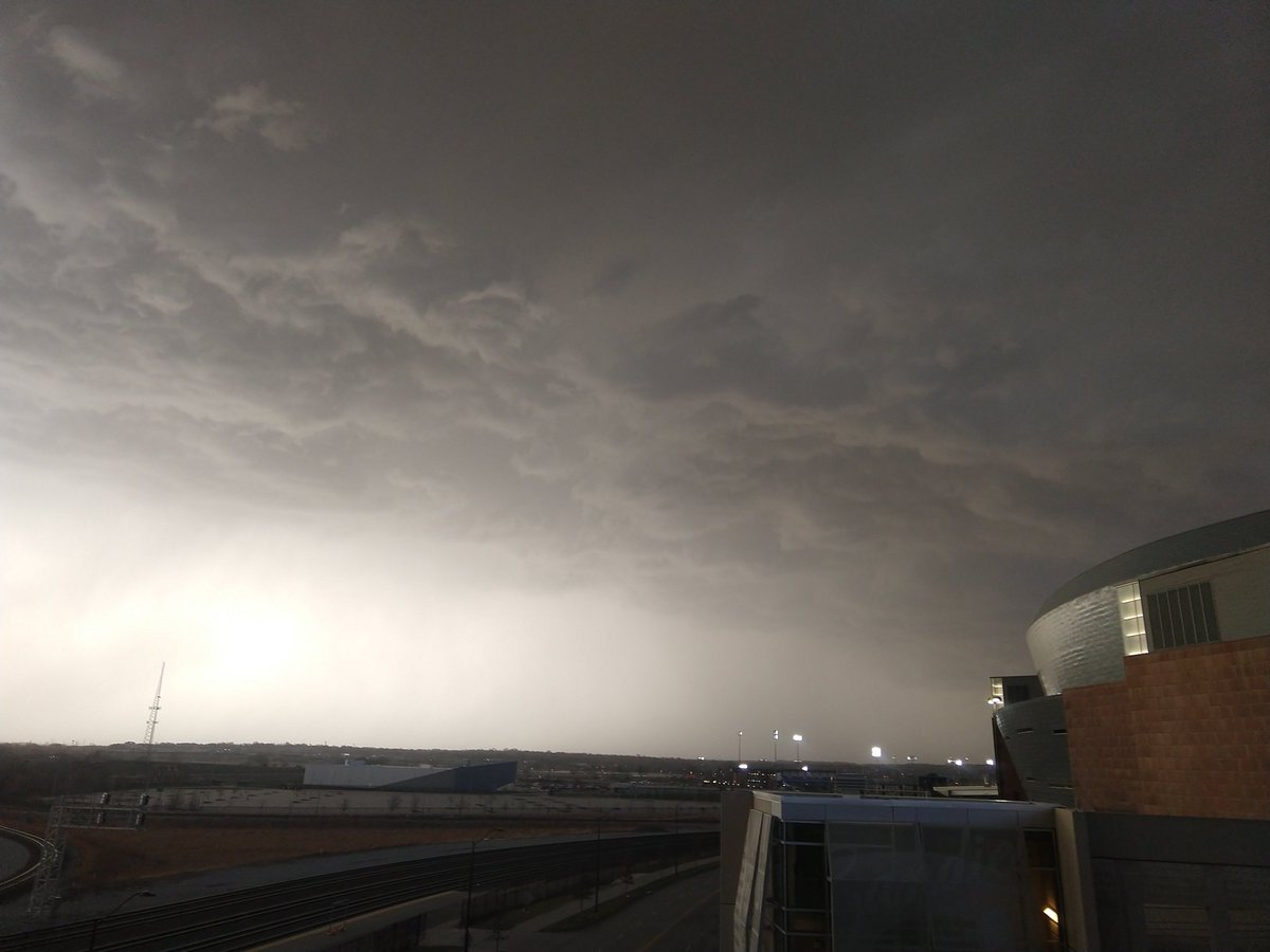 ClaireSurely's tweet photo. Looking to the northwest from pinnacle bank arena in downtown Lincoln at tornado warned storm. Very high based. #newx https://t.co/IVFIAv2WmS