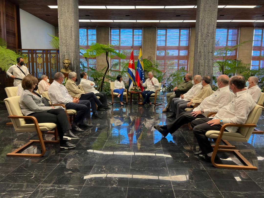 Gabrielasjr's tweet photo. En La Habana, asistimos a la Reunión Técnica de la Comisión Mixta para afianzar nuestros lazos de cooperación.

Hermanadas Cuba y Venezuela, en solidaridad y amistad por un mundo otro. 

¡Ciencia y tecnología para la vida, para la soberanía!

¡Juntos somos invencibles! 🇨🇺🇻🇪 https://t.co/zNf9nKD5X1