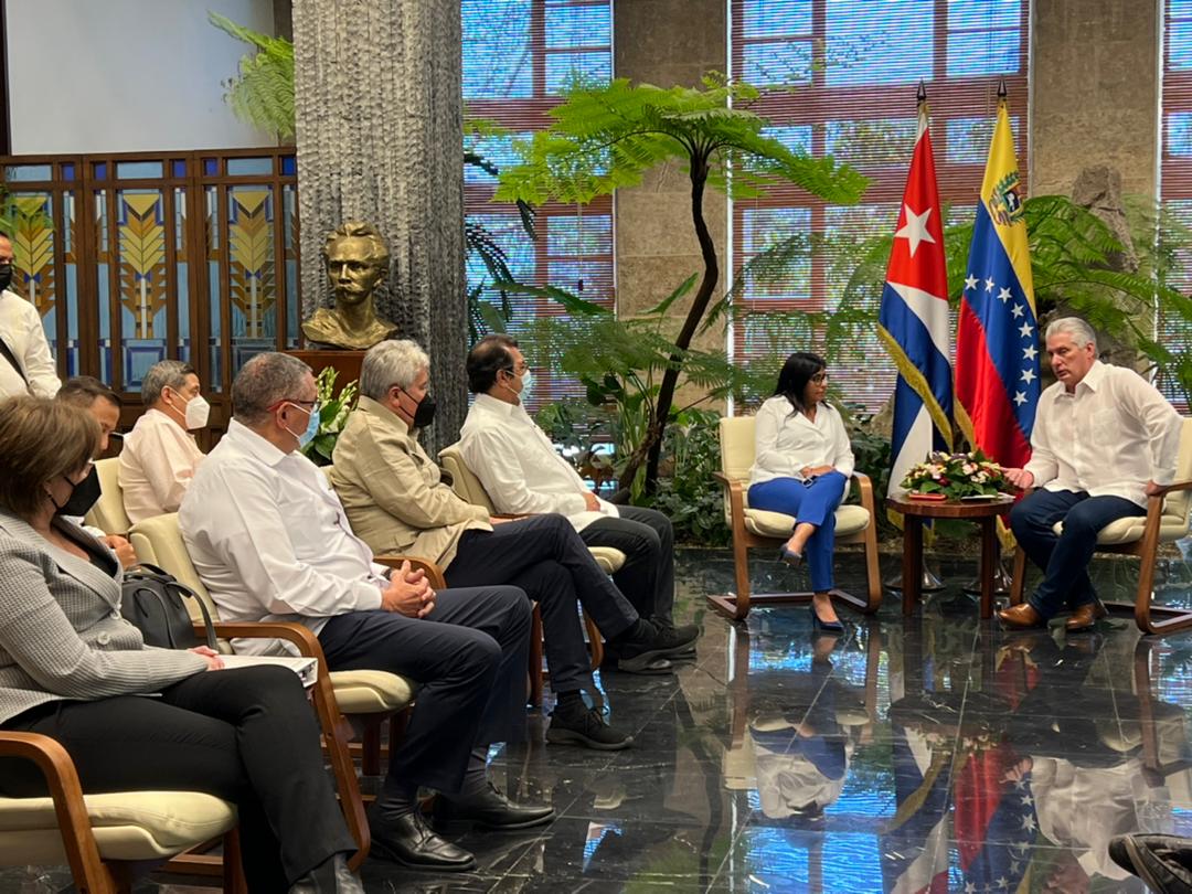 Gabrielasjr's tweet photo. En La Habana, asistimos a la Reunión Técnica de la Comisión Mixta para afianzar nuestros lazos de cooperación.

Hermanadas Cuba y Venezuela, en solidaridad y amistad por un mundo otro. 

¡Ciencia y tecnología para la vida, para la soberanía!

¡Juntos somos invencibles! 🇨🇺🇻🇪 https://t.co/zNf9nKD5X1