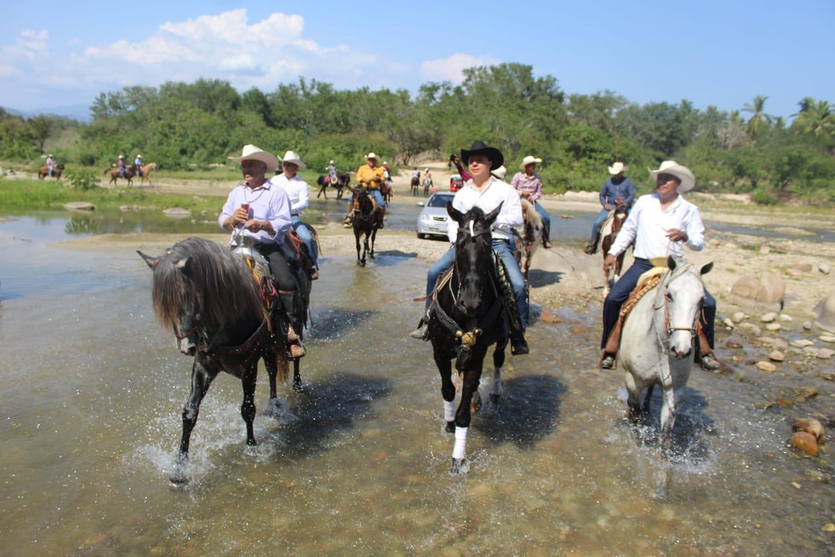 Benjamin_Hdez_'s tweet photo. Con gran entusiasmo, acudí el domingo a la invitación que me hicieron mis amigos de Santa Maria Tonameca, a la cabalgata de San Francisco Cozoaltepec. Gracias por su hospitalidad y nos vemos el próximo año! https://t.co/fp4ps1RWkF