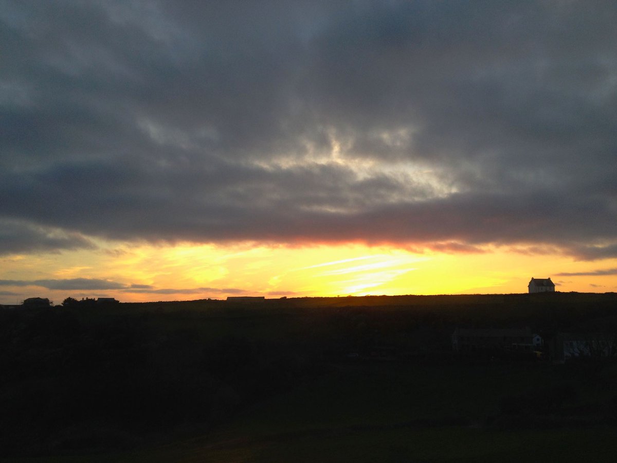 DayTripper_RC's tweet photo. This was our walk back from the pub eight years ago tonight.
#Treknow https://t.co/s0y4o8JBBM