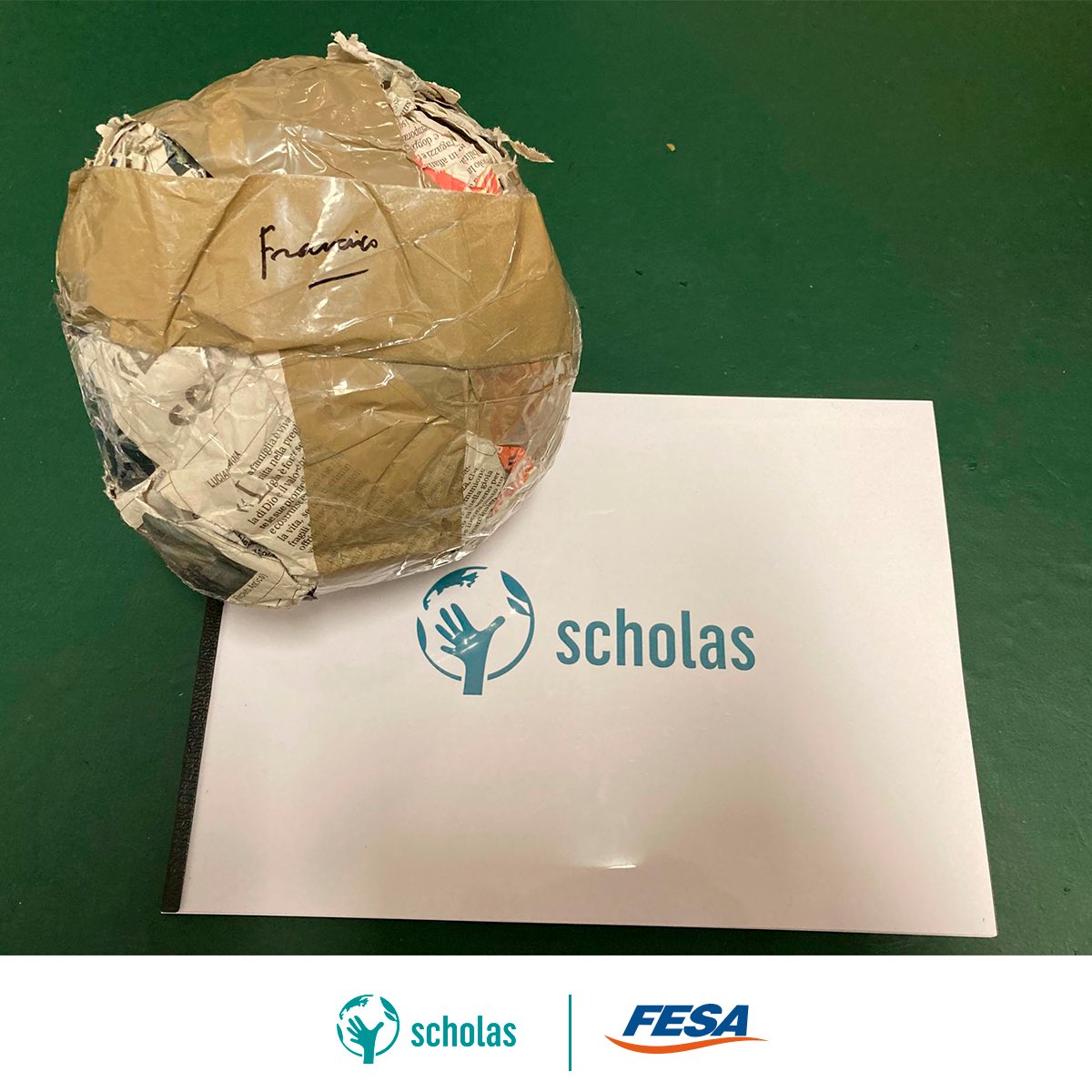 FESAELSALVADOR's tweet photo. ¡Un regalo muy especial! 🙌🏼
Nuestra santidad, el Papa Francisco nos envió esta pelota de trapo, firmada y bendecida, como símbolo de volver al origen e invitarnos a recordar la esencia, lo sencillo y la alegría que nos da el juego. ¡Muchas gracias! 🙌🏻 https://t.co/KijV7R84vy