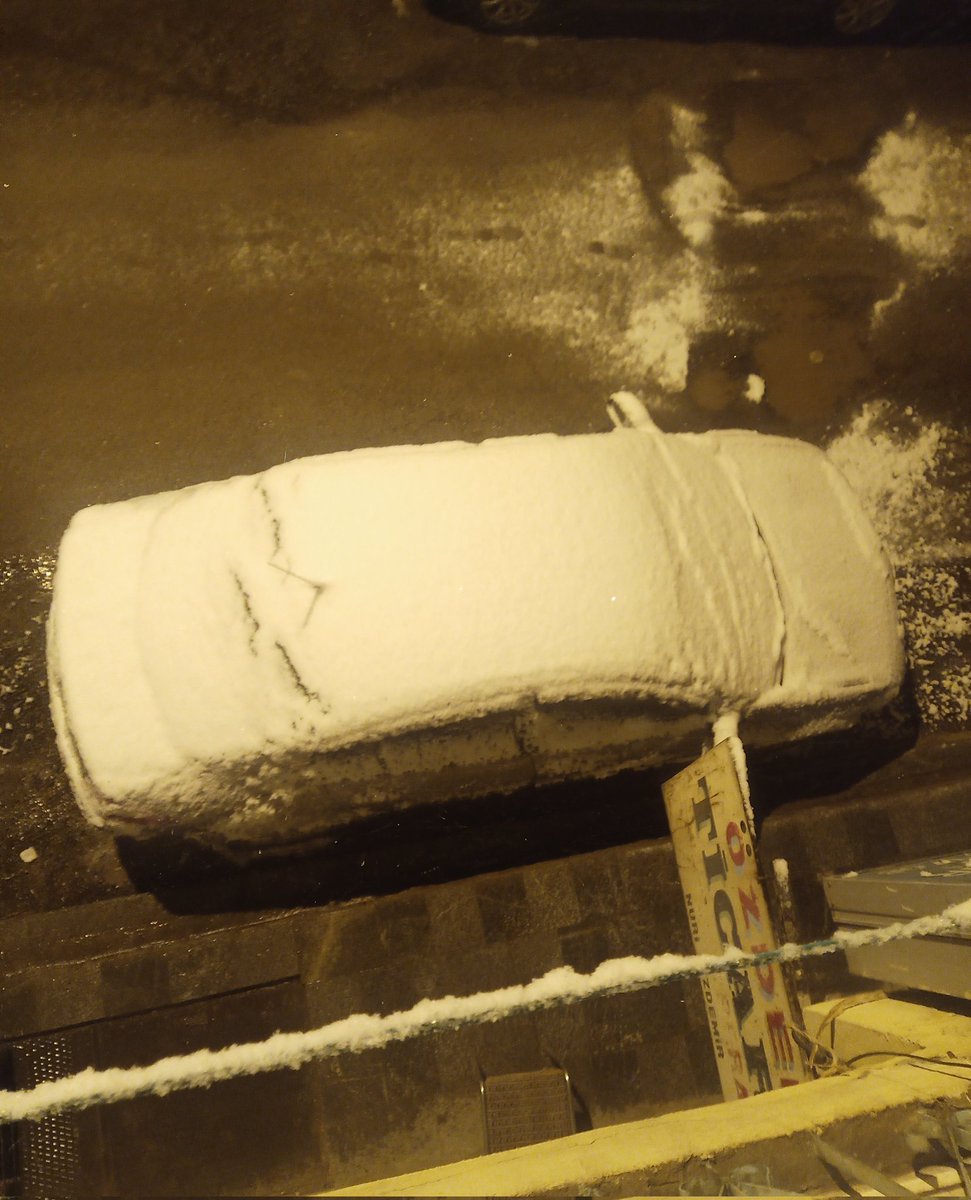 Nisan ayında gördüm seni çiçeğim, beyazlar içinde...