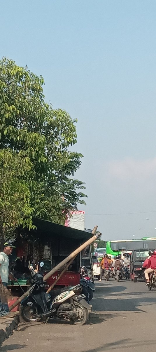 angga9222's tweet photo. Mohon maaf bapak pripun pak niki sangat menganggu,saya sebagai warga cuma bisa melapor.kasihan penguna jalan kaki dan kendaraan pak @hendrarprihadi @satpolpp_smg https://t.co/BG3tO752U9