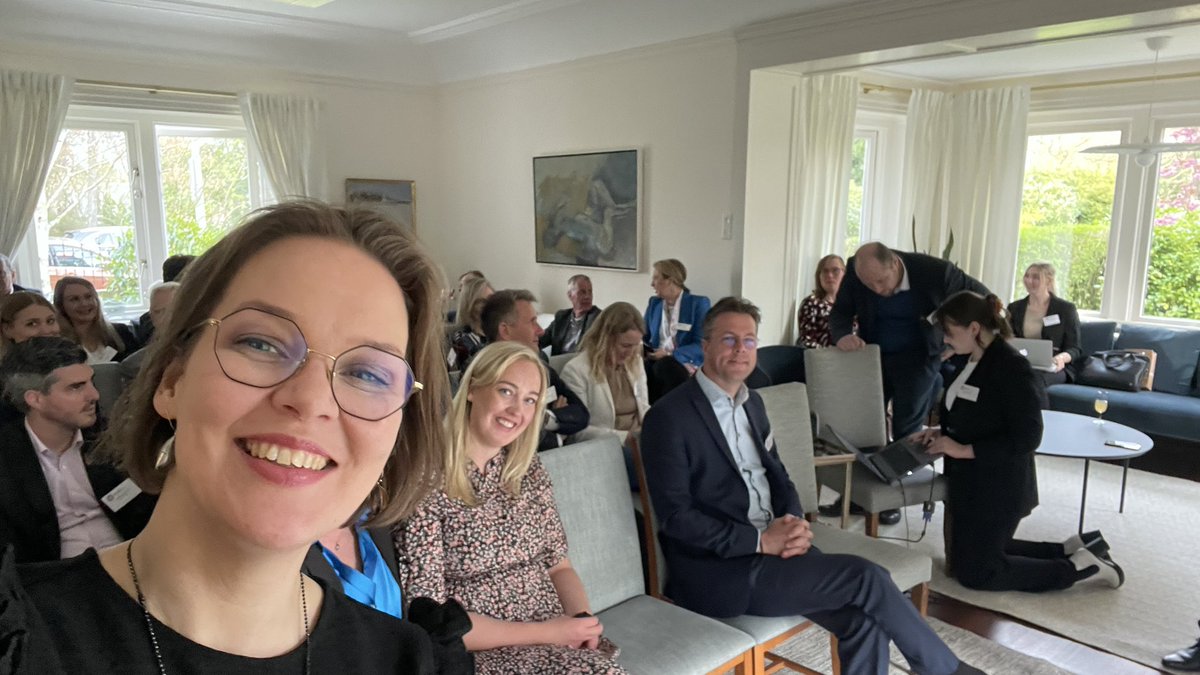 Suomi-Alankomaat Kauppakamarin vuosikokous. Asialista käytiin reippaasti läpi - olennaisinta kun oli ihmisten kohtaaminen. Mahtavaa! 🤗 #kauppakamari #vuosikokous #verkosto #DenHaag