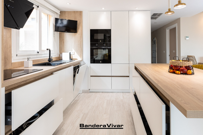 BanderaVivar's tweet photo. Antes VS Después 🔥 ¡Nuevo Proyecto! 👉 https://t.co/9H8pSiF0oS Vaya pasada de #Cocina. Con muebles blancos, encimera madera y electrodomésticos negros ¿Qué te parece el resultado? 🤔🗨️ https://t.co/nEGcYZ6erO