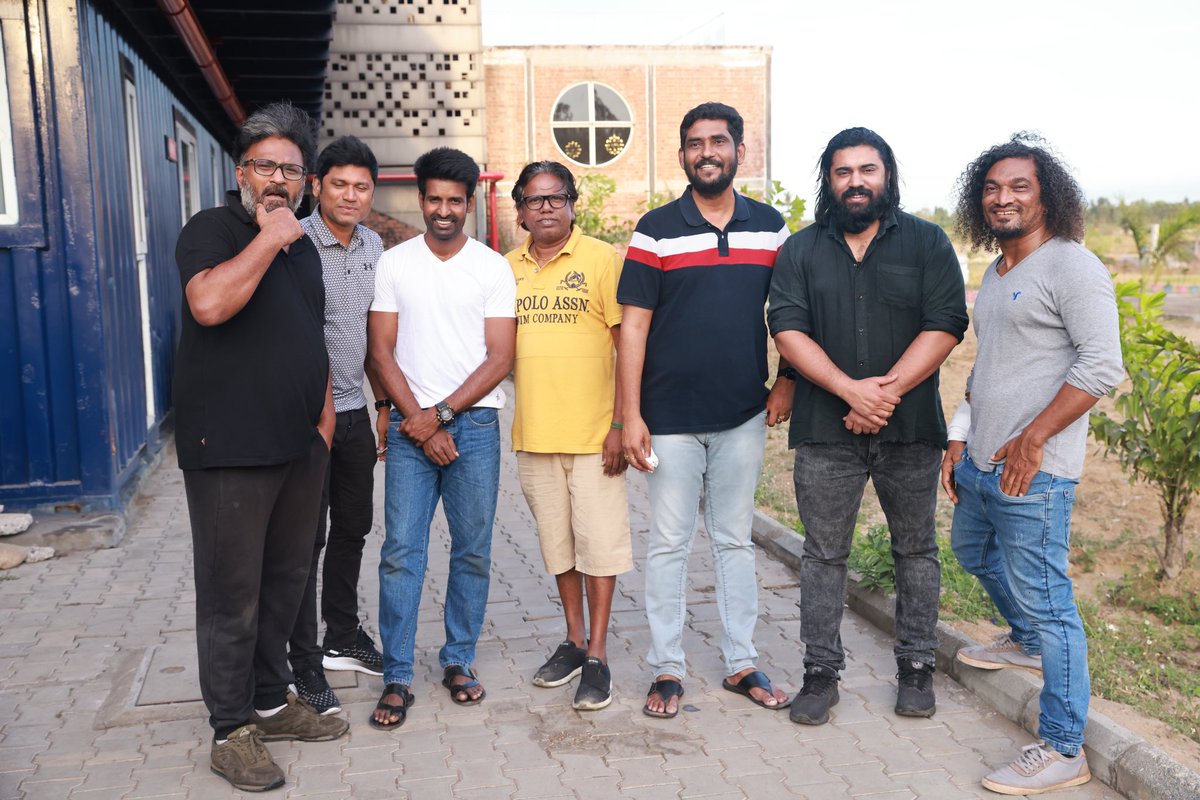 sooriofficial's tweet photo. ஒரு மனிதனின் வாழ்க்கையில் தனது ரயில் பயணம் மறக்க முடியாத நிகழ்வாக இருக்கும். அதேபோல் இந்த படத்திற்கான எங்களுடைய ரயில் பயணம் நேற்றோடு நிறைவடைந்தது..பிரியாவிடை பெறுகிறேன்...
It's a wrap from V House Productions #RamDir @sureshkamatchi @NivinOfficial https://t.co/sOdmhCavXO