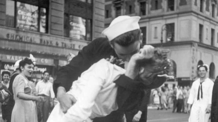 CasaLettori's tweet photo. Il #13aprile si celebra la 

#GiornataMondialeDelBacio

Questa data venne fissata per ricordare il bacio più lungo della storia, che una coppia thailandese si è scambiata vincendo il ‘Kissathon’, baciandosi per 46 ore, 24 minuti e 9 secondi

#TempoDiRicominciare a #CasaLettori https://t.co/sdYUbxrykz