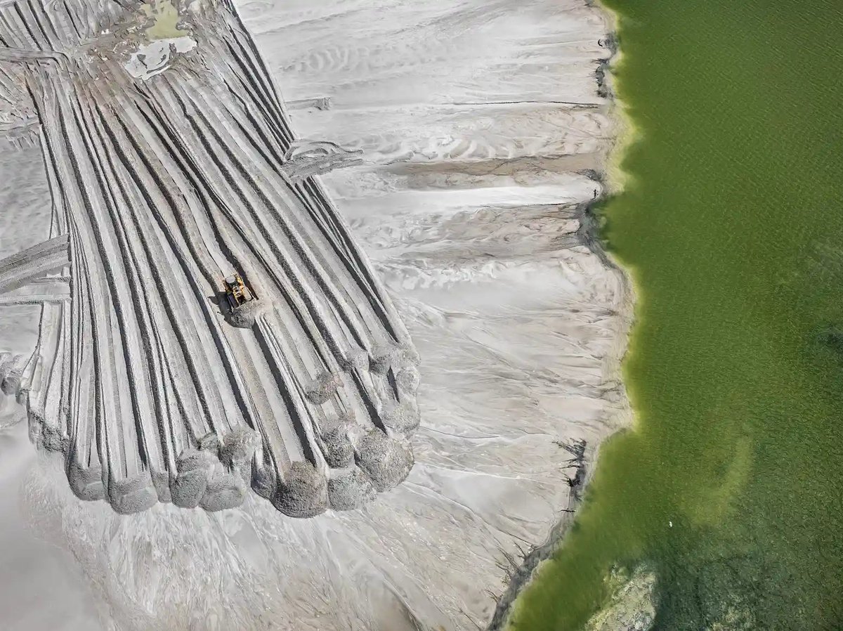 mixdevil66's tweet photo. 📷🌎– @EdwardBurtynsky on #photographing the epic #ravaging of #Earth. From toxic lakes to stripped mountains, he is the great chronicler of eco atrocities – and his roots lie in #Ukraine. The photographer talks about Putin, trauma and what will survive https://t.co/A15NUErlkh https://t.co/XOj2BclAz6
