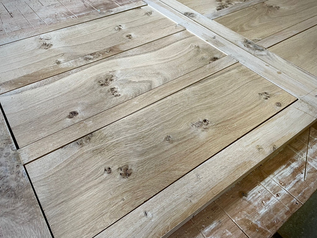 dorset_hutmaker's tweet photo. That lovely English oak we shared last week? Well it's certainly shaping up just nicely! 

Swipe 👉 to see the pippy oak that's now a beautiful desk for one of our huts 😊

Happy Wednesday! https://t.co/cXstQ2bWAb