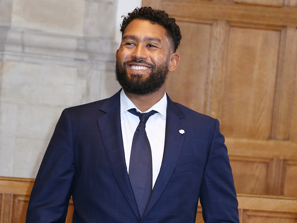 Elijah Sanches had één doel: #plastischchirurg worden. Maar corona gooide roet in het eten. Inmiddels is Elijah #vertrouwensarts in opleiding bij #VeiligThuis in Leiden. Lees zijn bijzonder verhaal. <a href="/artsmgnl/">Arts M+G</a> 
ow.ly/k2jH50IHkPE