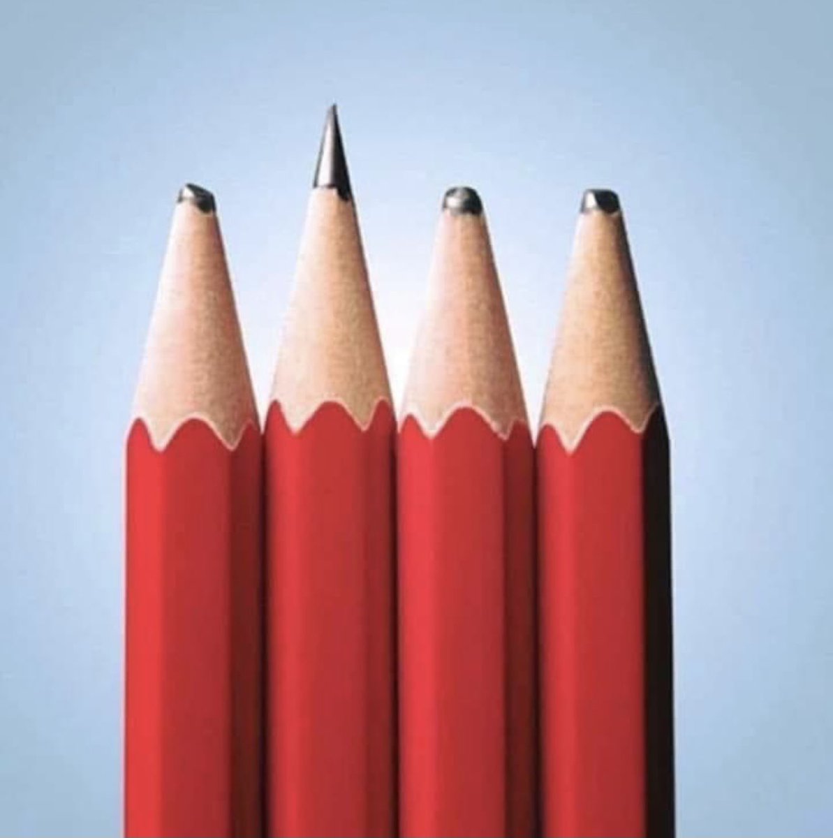 hOJMpmTixxGZlAm's tweet image. أطولهم يبدو اجملهم وأكثرهم شموخاً وأكثرهم أناقة لكنه في الحقيقة
لم يفعل شيئاً ولم يقل كلمة ولم يكتب حرفاً!
-هكذا بعض الناس فلا تغرّك المظاهر..