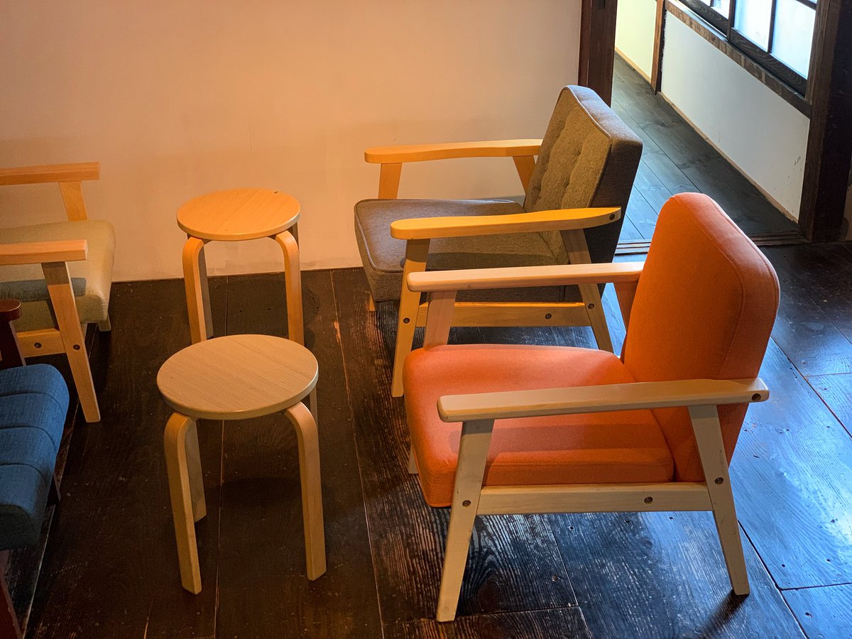 椅子の位置を変えてみました。テーブルは丸椅子で代用してますが、ドリンクを置いたりする分には問題なく使えます。お許しください(笑)