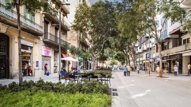 _dmoser's tweet photo. “In central Barcelona, 1 in 3 streets will soon become green axes that prioritize people on foot &amp; bikes instead of cars. On those streets, 21 intersections will be converted to public squares, so no one in the area is more than 650ft from a small park.”https://t.co/t4X5TEJqc3 https://t.co/bdINMK01fG