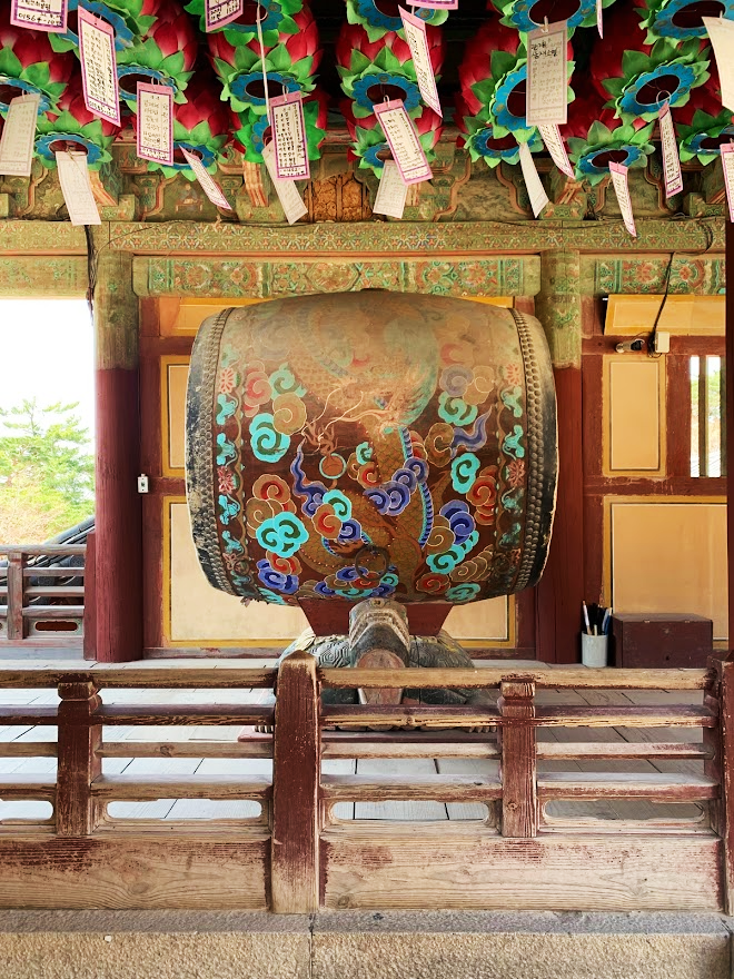 HealingTonight's tweet photo. Bulguksa Beopgo in Gyeongju, South Korea with a dragon painting, which was selected as a UNESCO World Natural Cultural Heritage in 1995. 🐉🐲
#GyeongjuTravel #Korea #KoreaTravel #Travel  #CherryBlossom #벚꽃 #경주 #경주여행 #경주보문단지 #불국사법고 #불국사 #유네스코세계유산 https://t.co/XVC34ad3iE